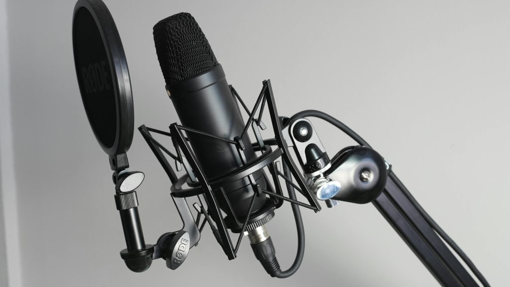Rode condenser microphone with shock mount and pop filter for cleaner audio recording